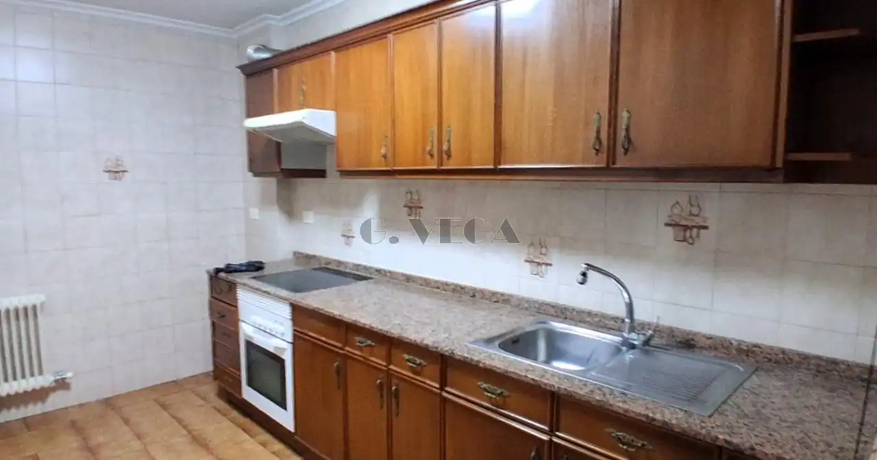 Cocina de Piso en venta en Vigo  con Calefacción, Parquet y Trastero