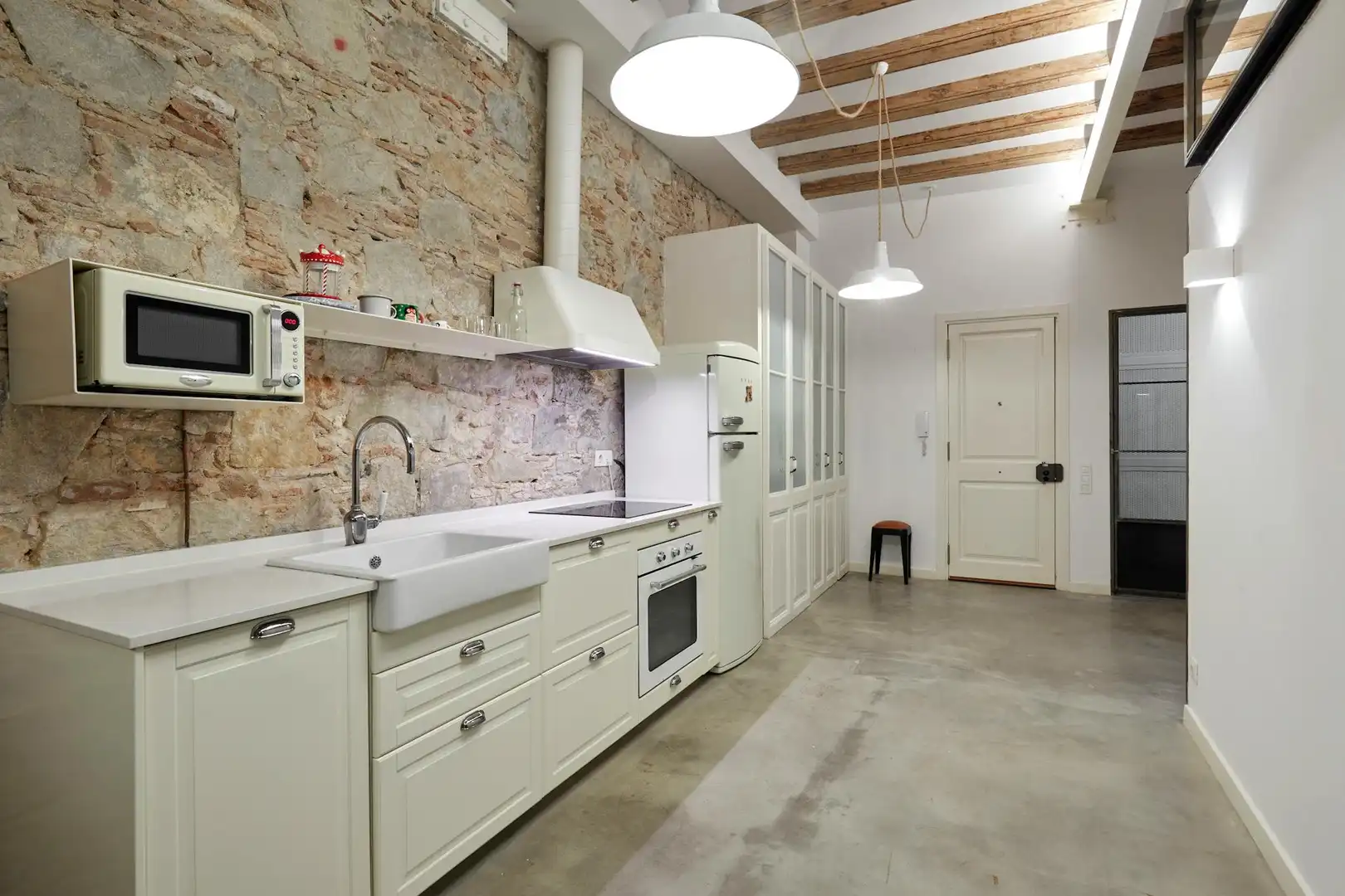 Cuina de Pis de lloguer en Barcelona amb Aire condicionat, Calefacció i Moblat