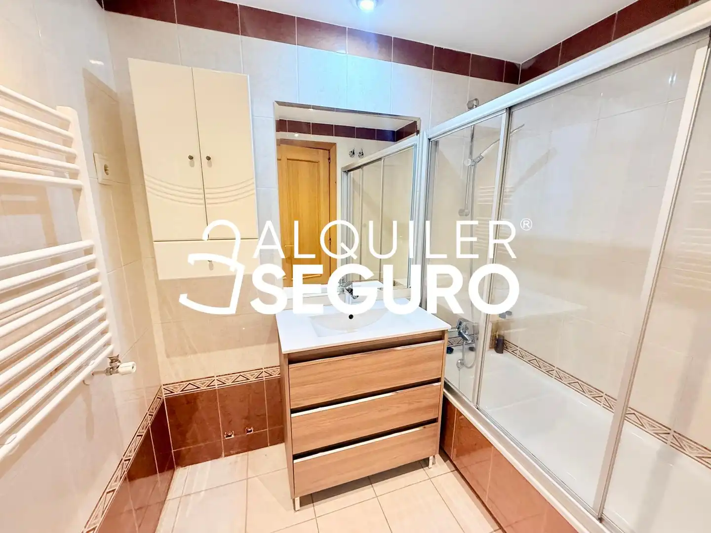 Bathroom of Flat for rent in Madrid  with Air Conditioner and Heating