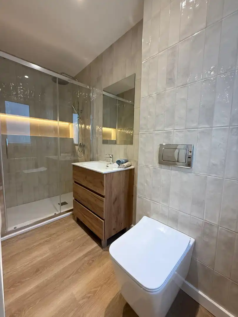 Bathroom of Flat for rent in Salamanca  with Heating, Parquet flooring and Terrace