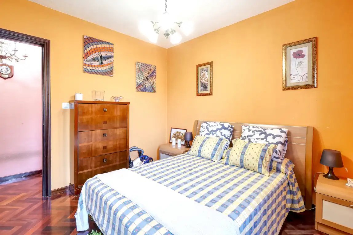 Habitación de Casa adosada en venta en A Coruña Capital  con Calefacción, Jardín privado y Parquet