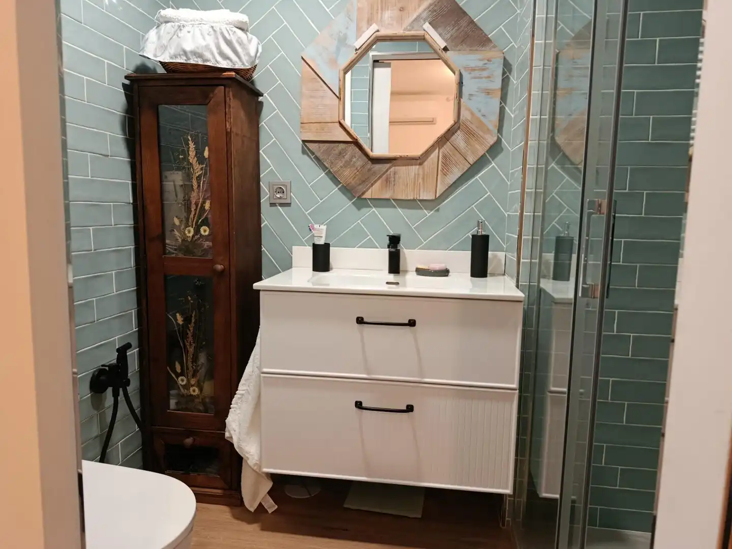 Bathroom of Flat for rent in Granada  with Air Conditioner, Heating and Private garden