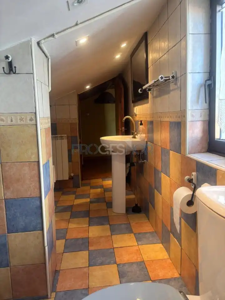 Badezimmer von Wohnungen zum Verkauf in León Capital  mit Heizung und Möbliert