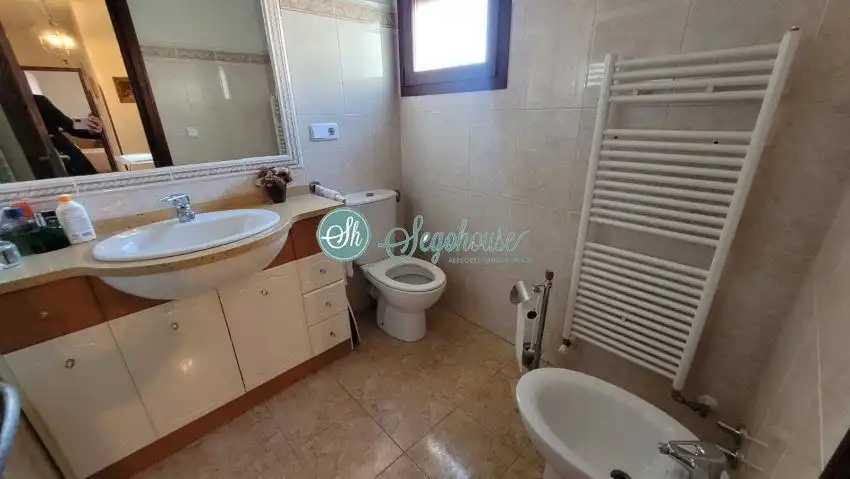Baño de Casa o chalet de alquiler en Navas de Riofrío con Calefacción y Balcón
