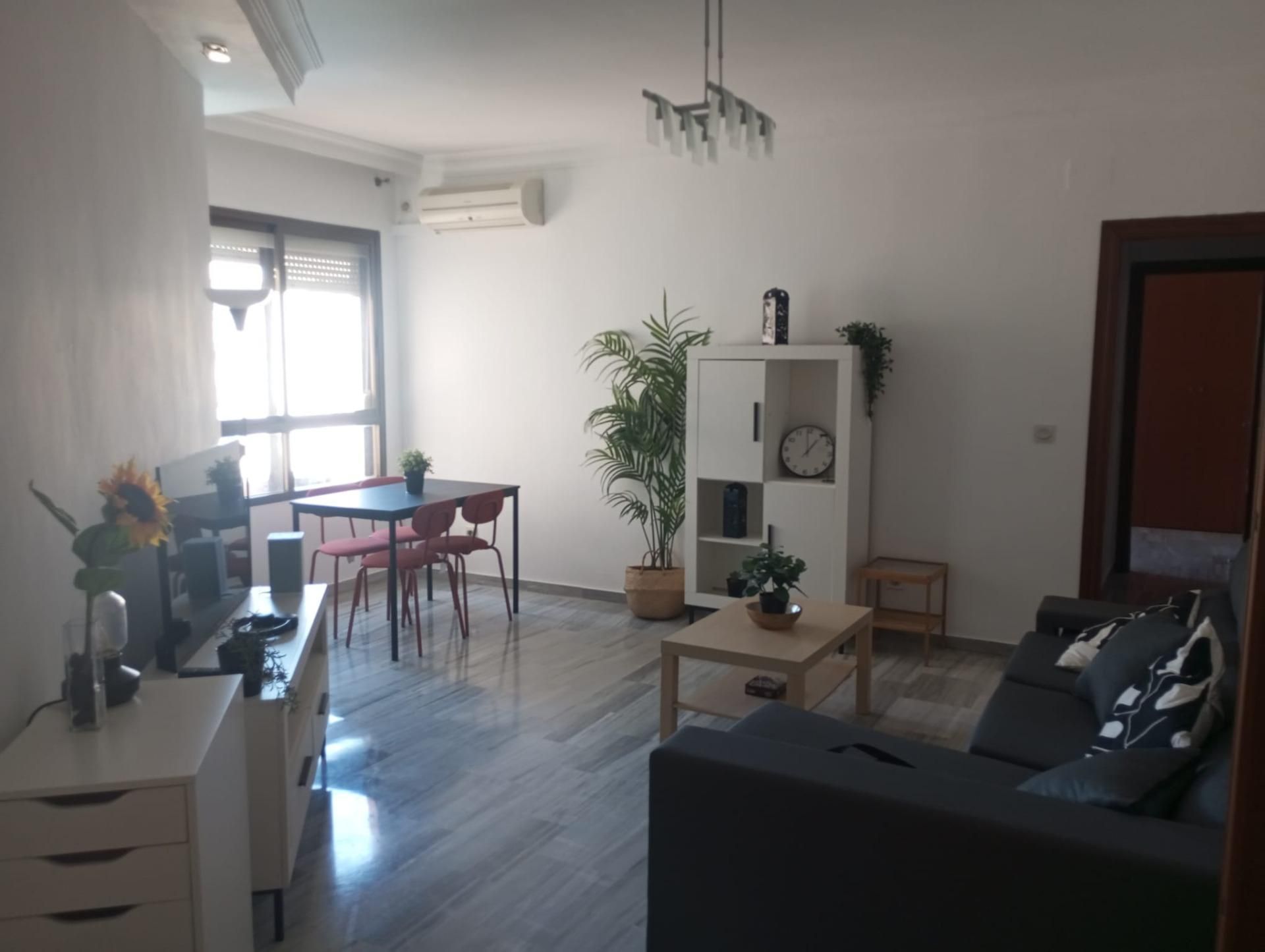 Sala d'estar de Pis de lloguer en  Sevilla Capital amb Aire condicionat, Calefacció i Piscina comunitària