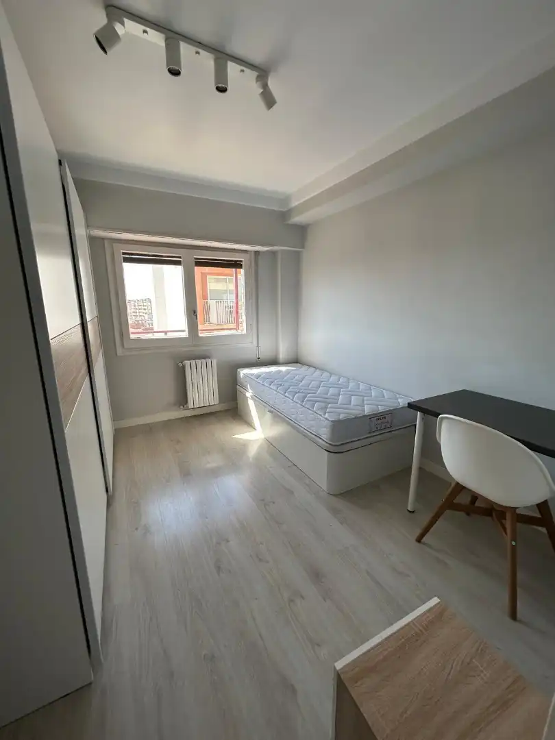 Habitación de Piso de alquiler en Zaragoza con Calefacción, Amueblado y Horno