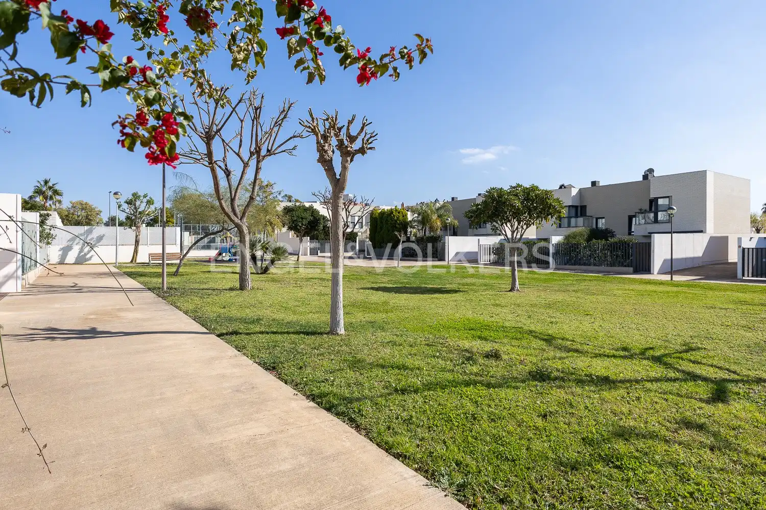 Vista exterior de Casa o xalet en venda en Paterna amb Aire condicionat, Calefacció i Jardí privat