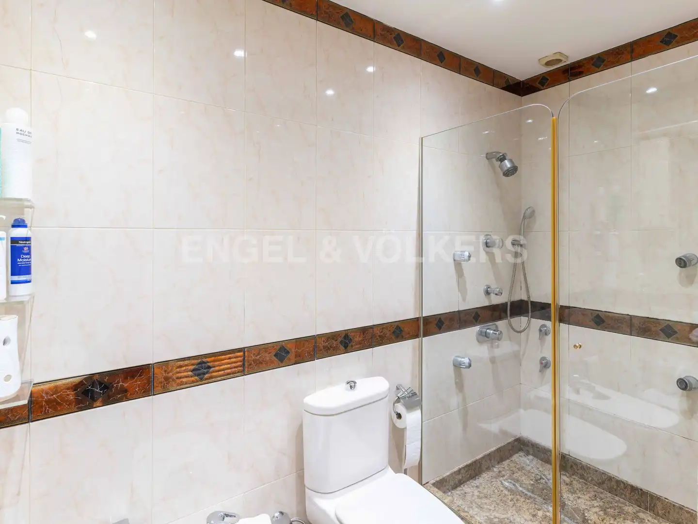 Badezimmer von Haus oder Chalet zum Verkauf in Pineda de Mar mit Klimaanlage, Heizung und Privatgarten