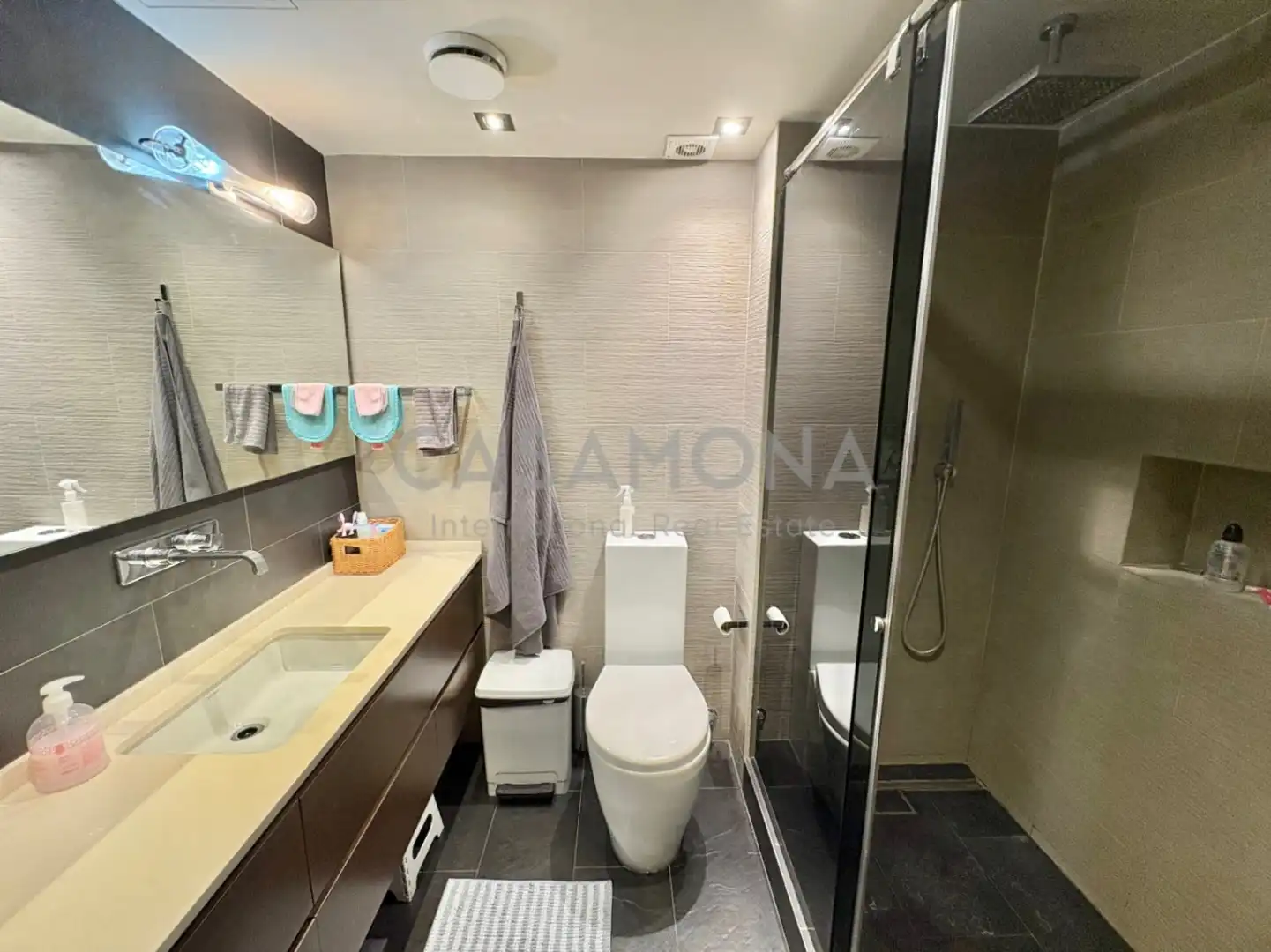 Badezimmer von Wohnungen zum Verkauf in Barcelona mit Klimaanlage, Heizung und Balkon
