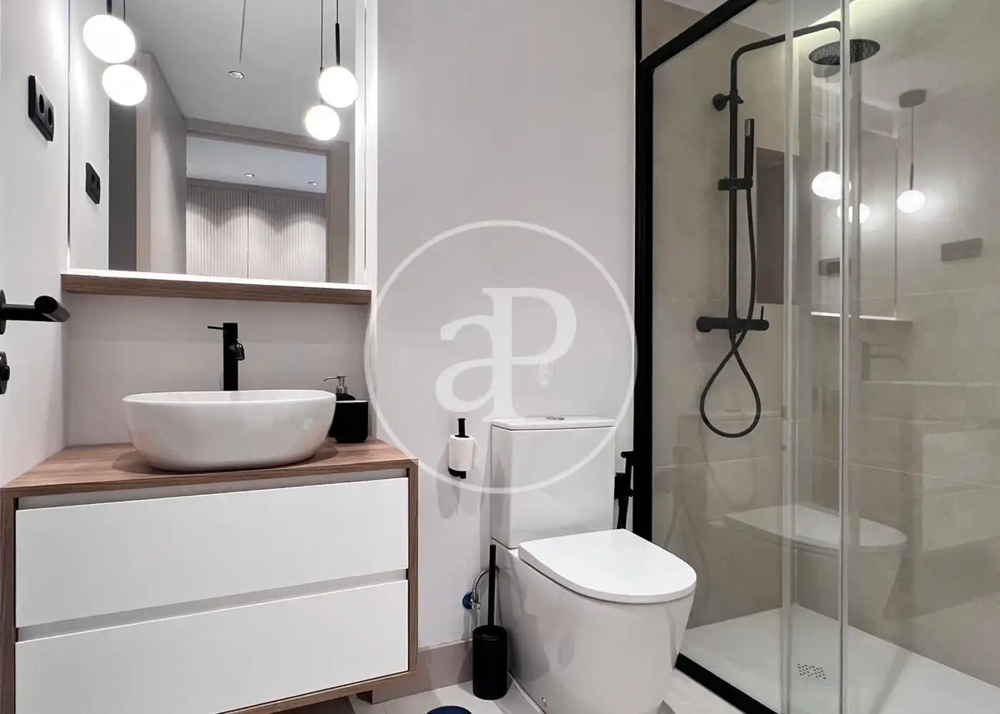 Bathroom of Flat for sale in Madrid  with Air Conditioner, Heating and Terrace