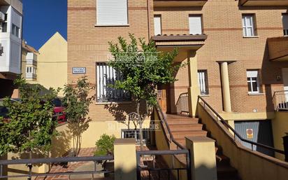 Vista exterior de Casa adosada en venda en El Viso de San Juan amb Aire condicionat, Calefacció i Jardí privat