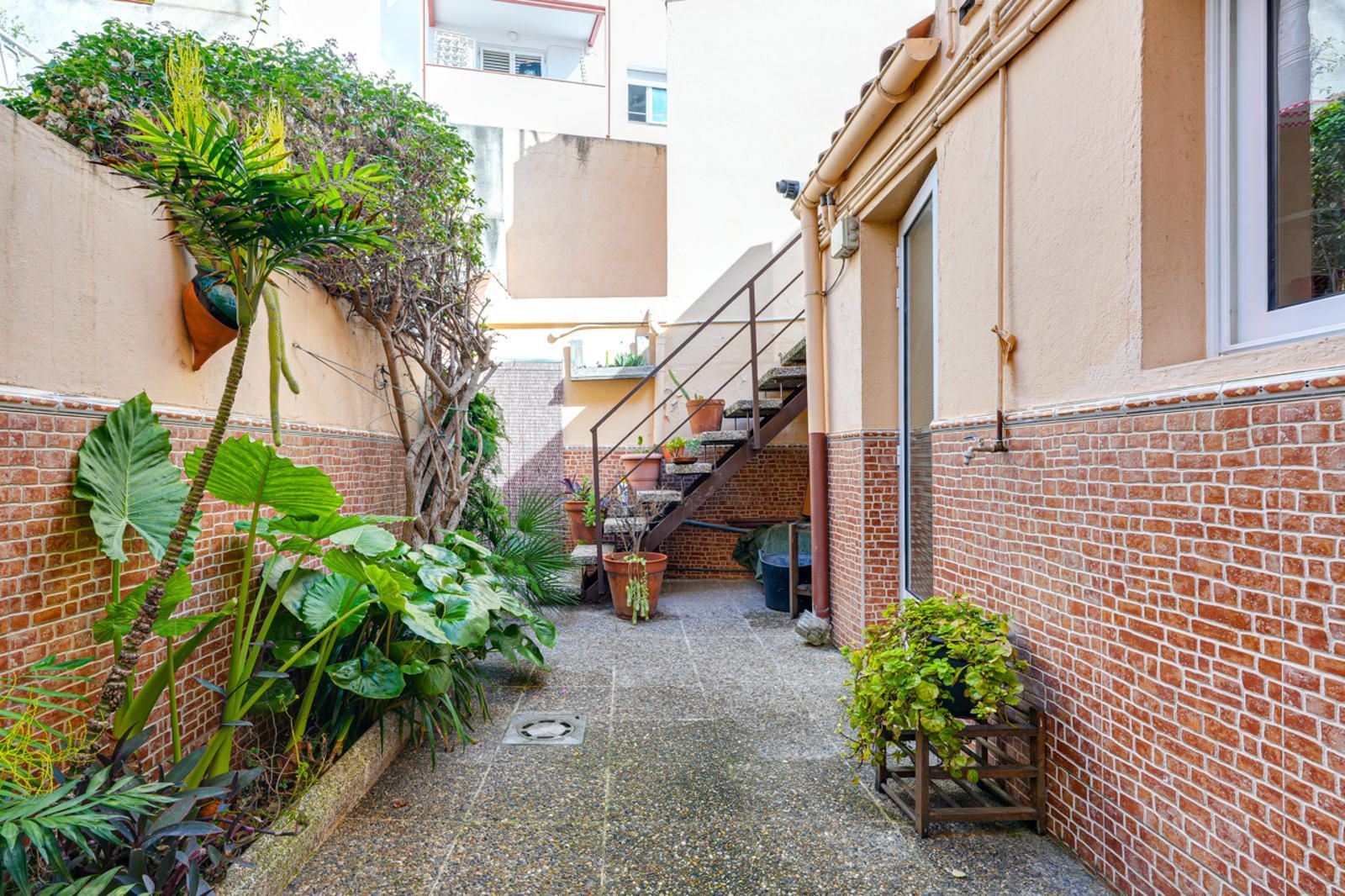 Vista exterior de Casa o xalet en venda en Sant Feliu de Llobregat amb Aire condicionat, Terrassa i Forn