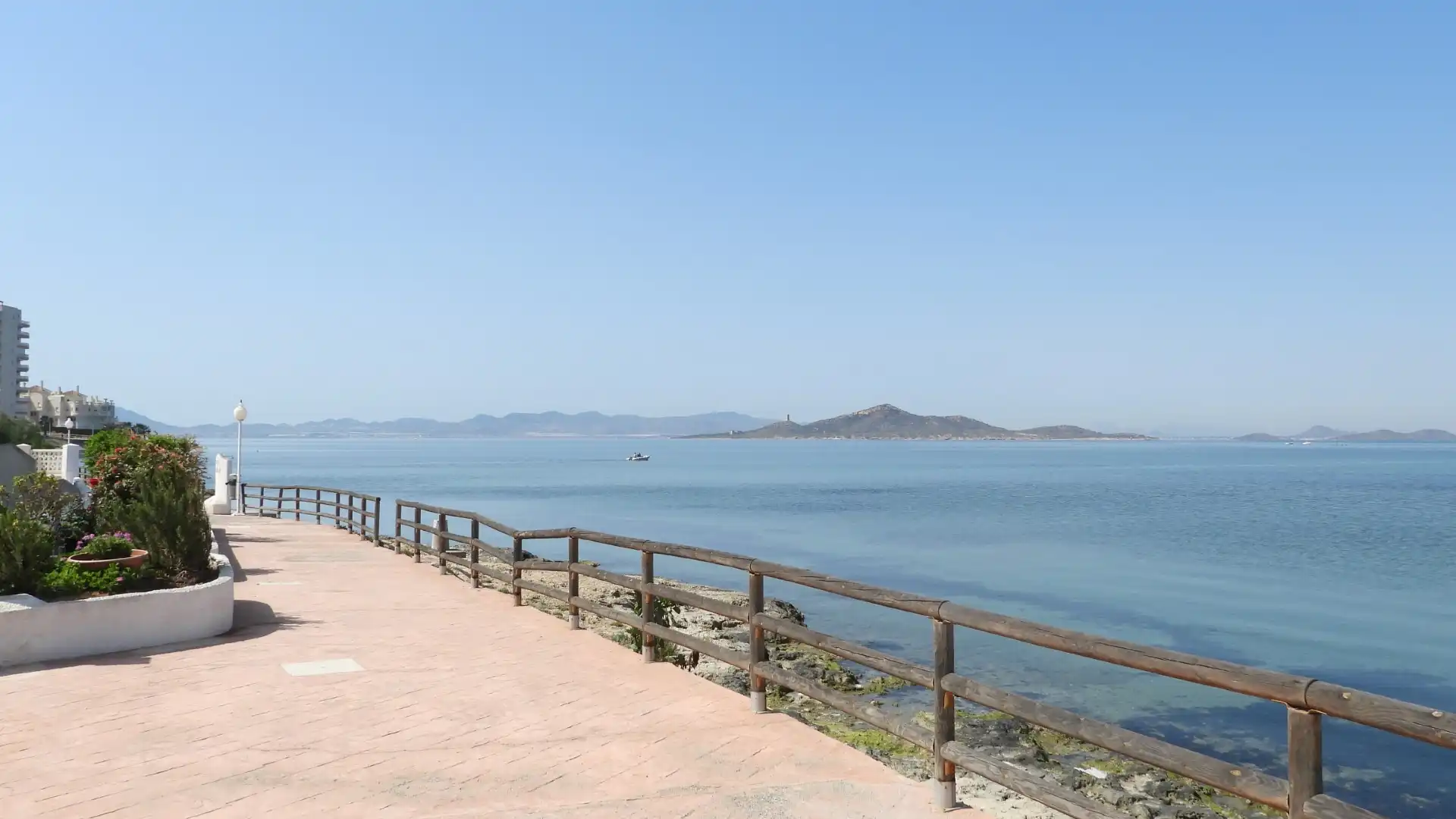 Vista exterior de Apartament en venda en La Manga del Mar Menor amb Aire condicionat, Calefacció i Jardí privat