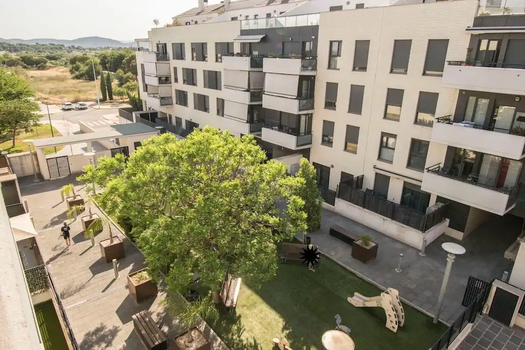Vista exterior de Ático de alquiler en La Pobla de Vallbona con Aire acondicionado, Calefacción y Jardín privado