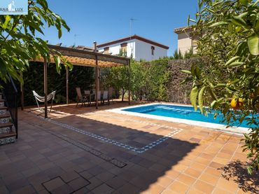 Casa pareada con piscina en venta en Calle del Cisne