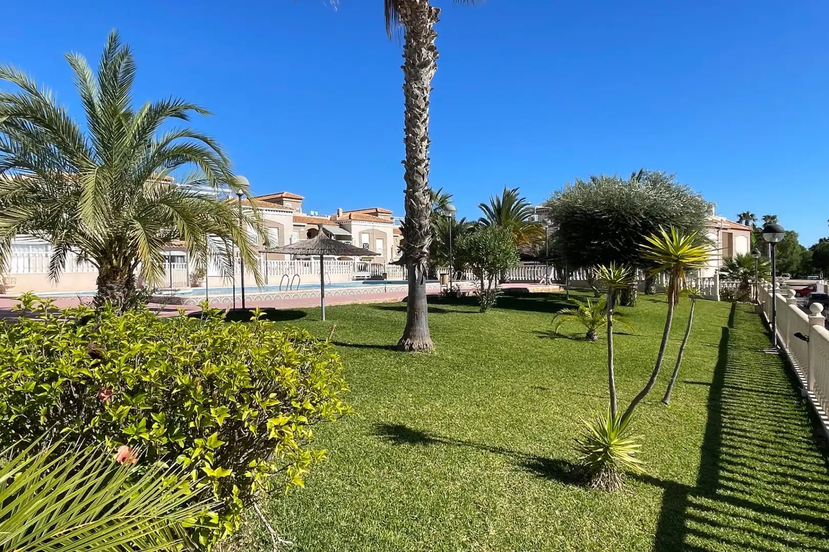 Vista exterior de Casa adosada en venda en Torrevieja amb Aire condicionat, Jardí privat i Terrassa