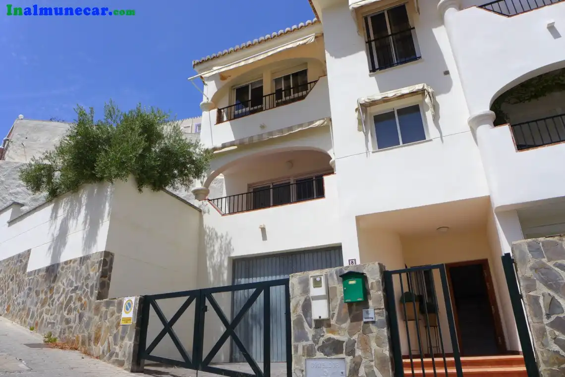 Vista exterior de Casa adosada en venta en Almuñécar con Aire acondicionado, Terraza y Piscina