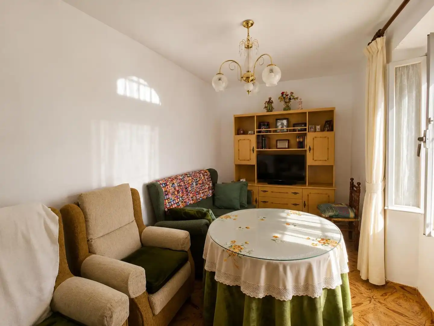 Sala de estar de Casa o chalet en venta en Casas de Millán con Calefacción, Terraza y Trastero