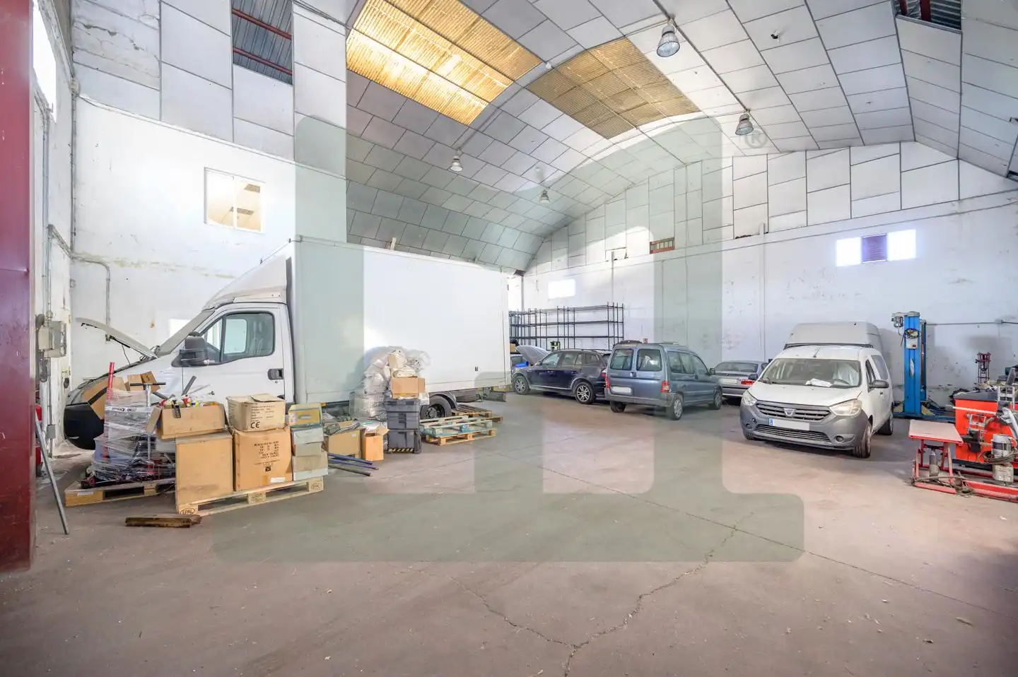 Parkplatz von Fabrikhallen zum Verkauf in Griñón