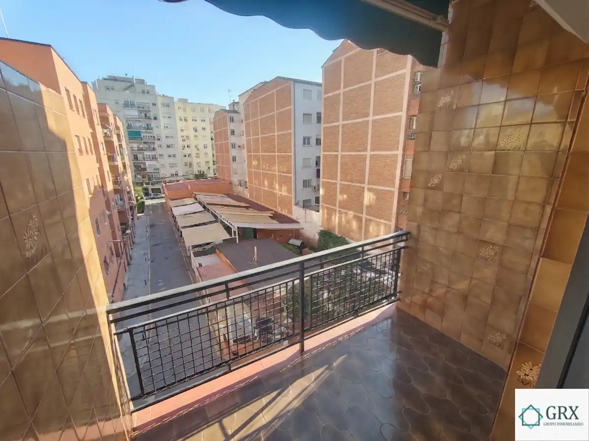 Vista exterior de Piso de alquiler en Granada con Amueblado