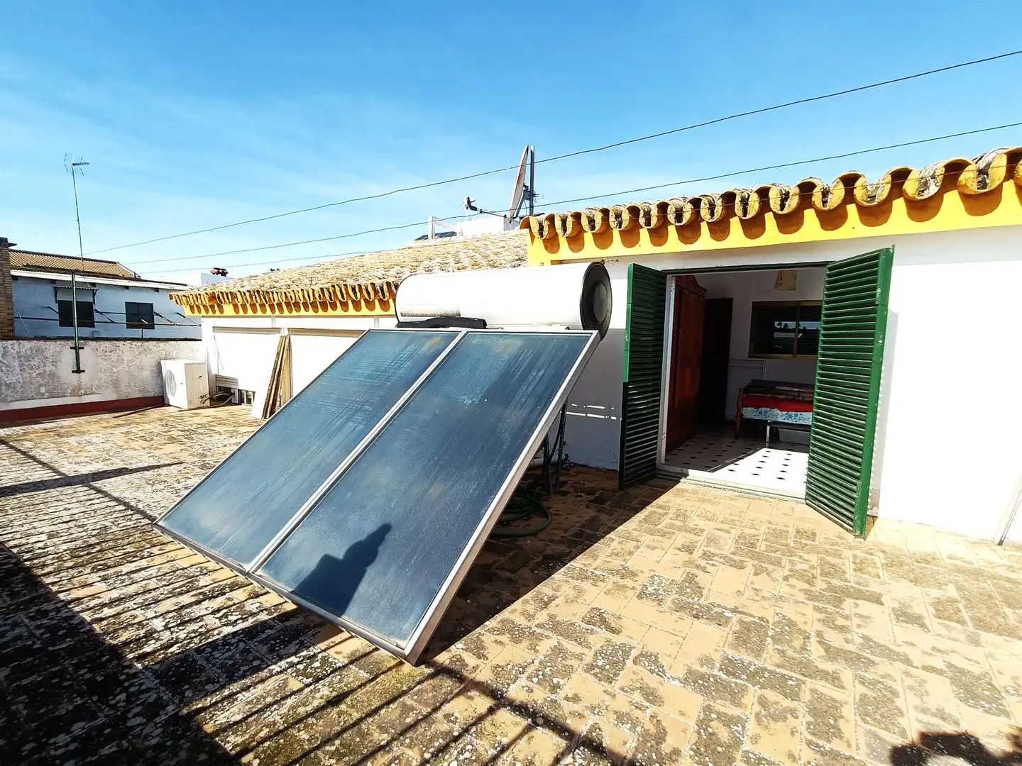 Vista exterior de Casa adosada en venda en Villanueva del Ariscal amb Aire condicionat, Jardí privat i Terrassa