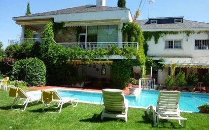 Jardí de Casa o xalet en venda en Sevilla la Nueva amb Aire condicionat, Terrassa i Piscina