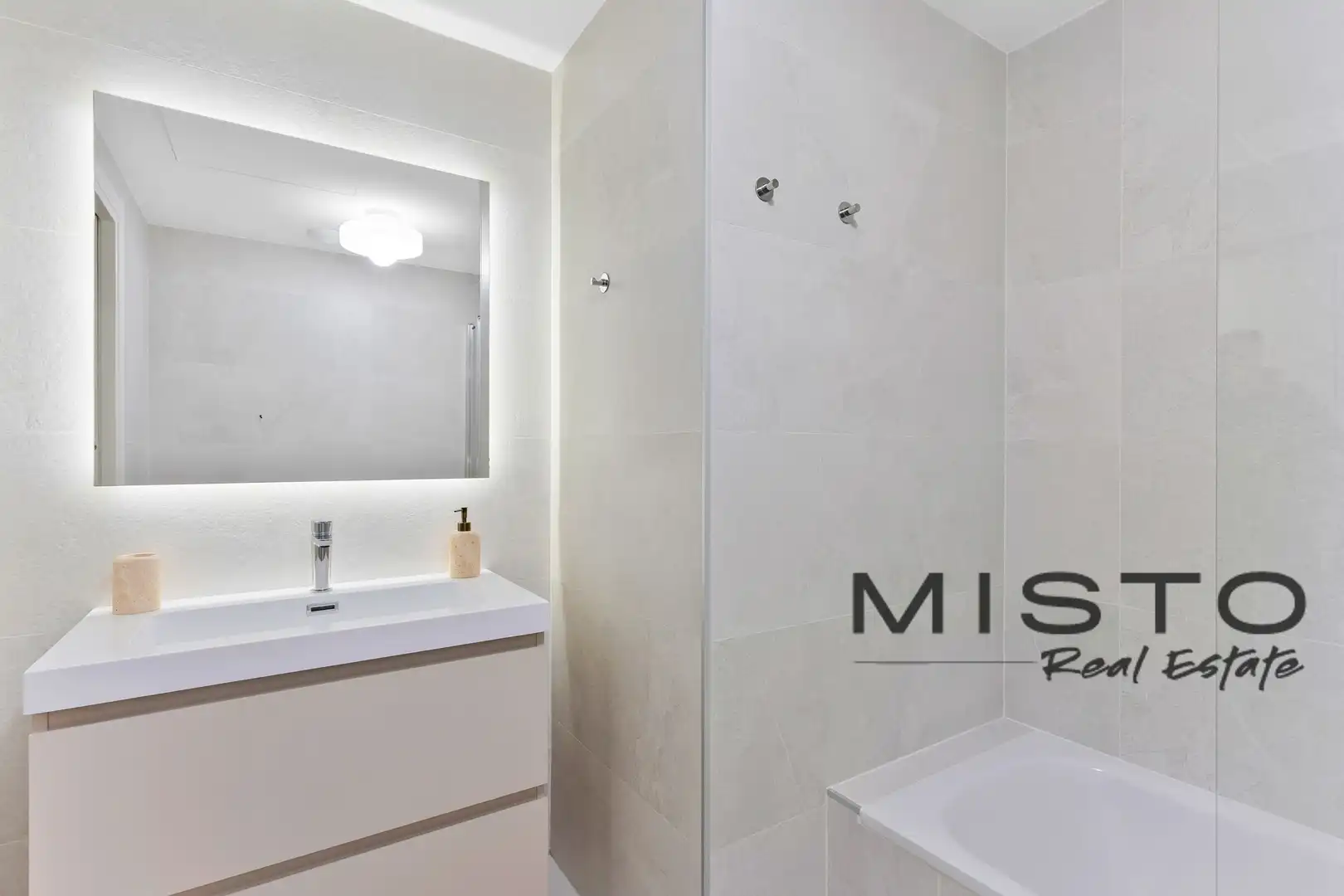 Bathroom of Flat for rent in Nueva Andalucía