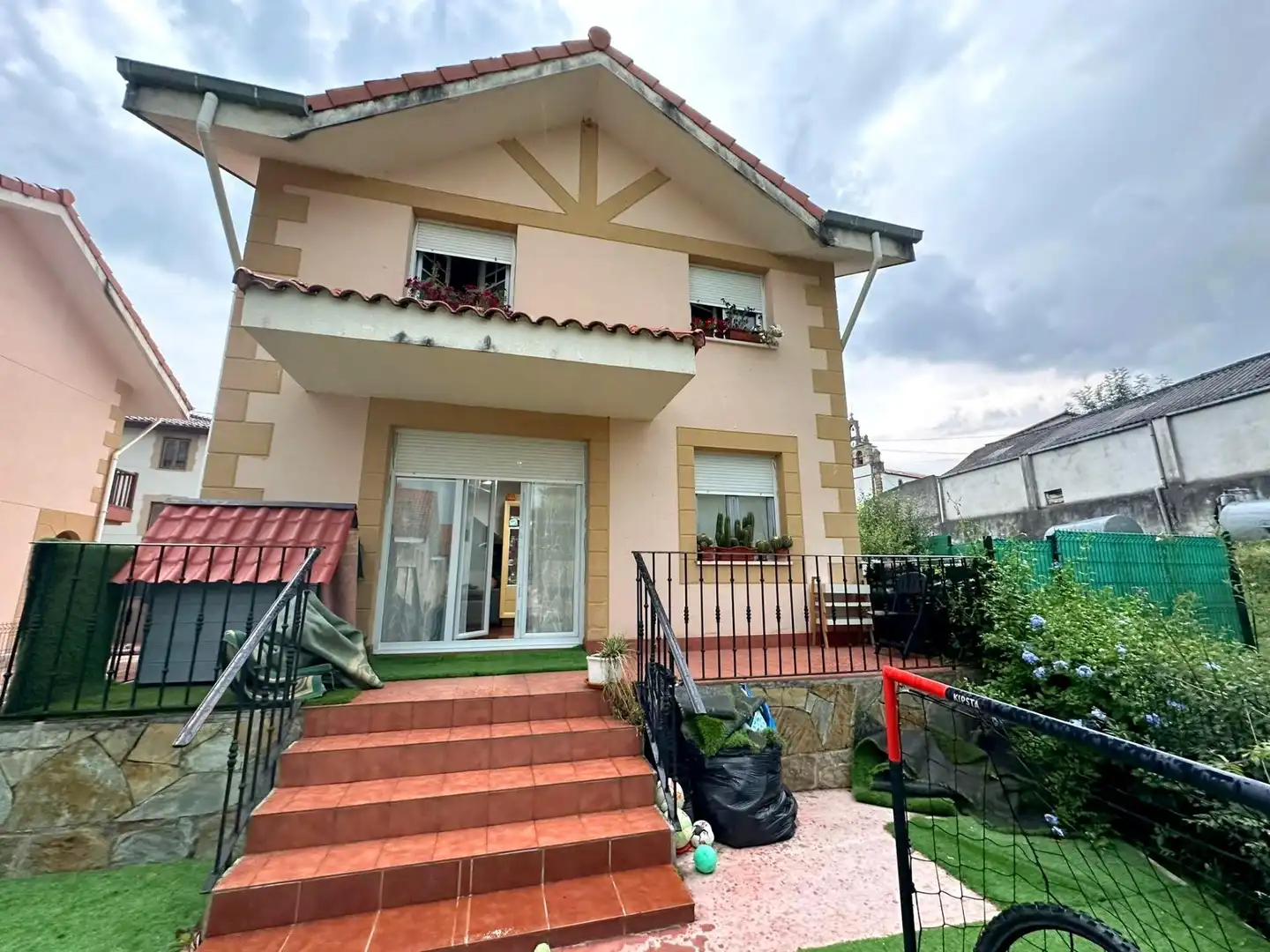 Vista exterior de Casa o chalet en venta en Villaescusa (Cantabria) con Calefacción, Jardín privado y Terraza