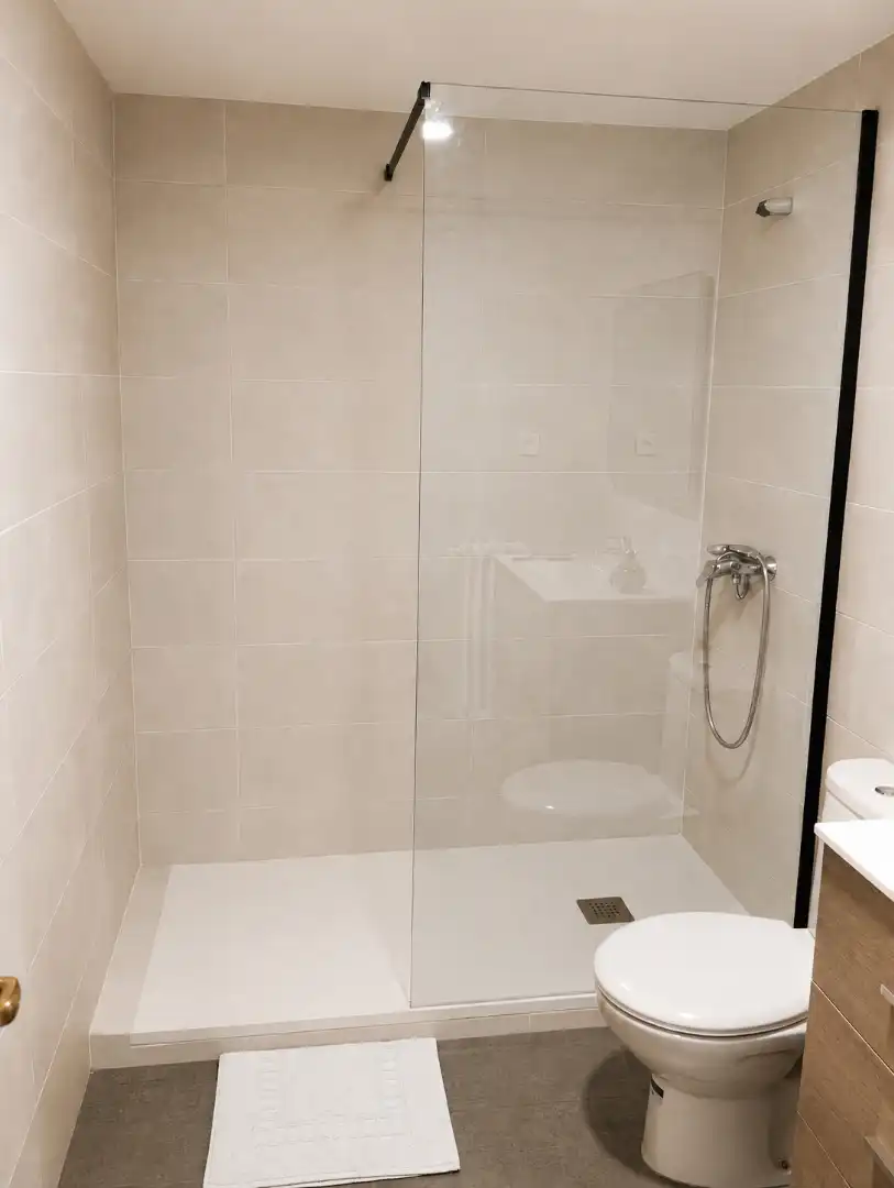 Badezimmer von Einfamilien-Reihenhaus zur Miete in Hoyo de Manzanares mit Privatgarten und Gemeinschaftspool