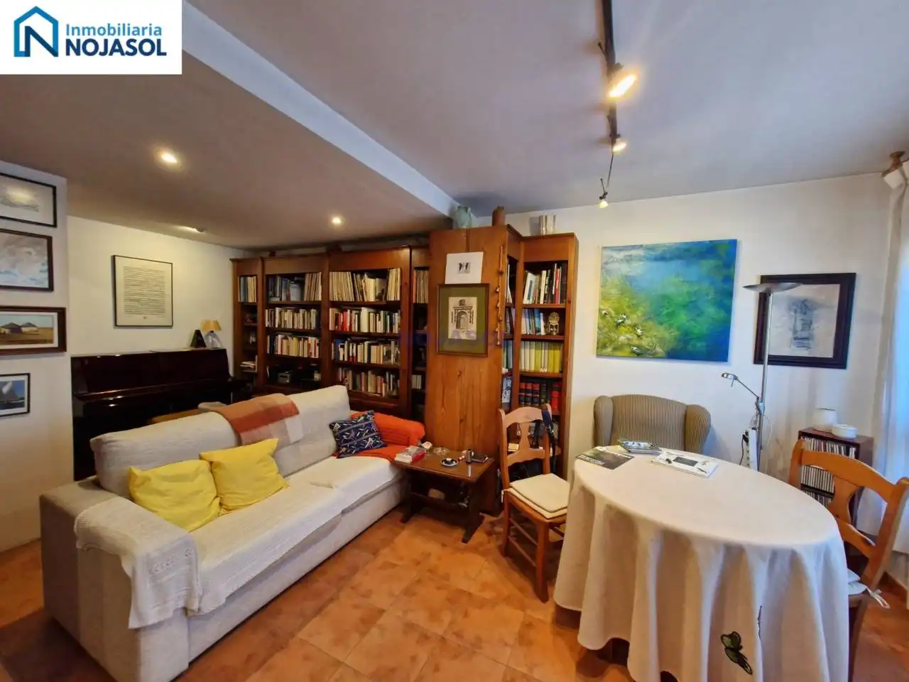 Sala d'estar de Casa adosada en venda en Escalante amb Calefacció, Jardí privat i Parquet