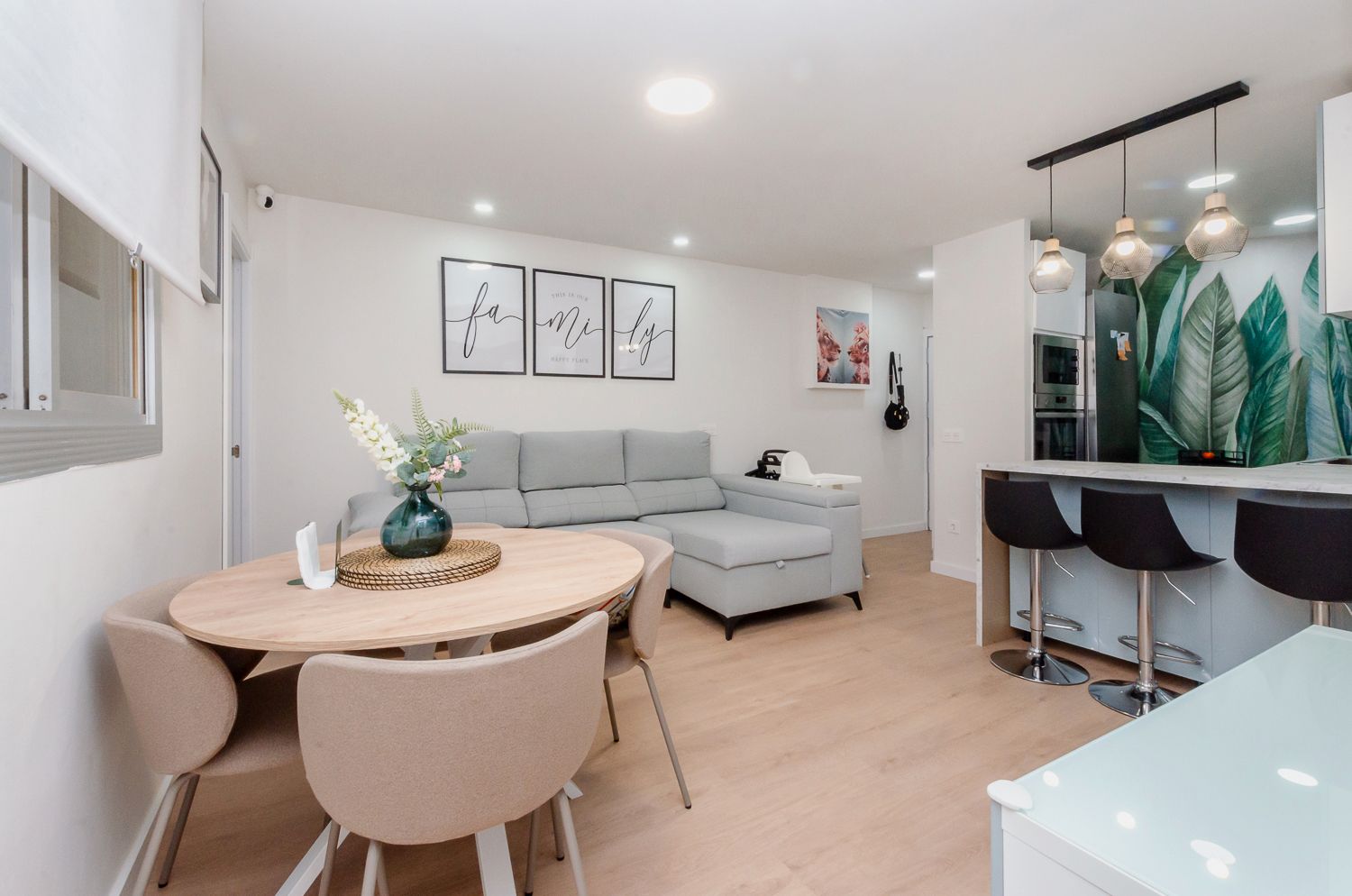 Living room of Flat for sale in L'Hospitalet de Llobregat  with Air Conditioner, Heating and Parquet flooring