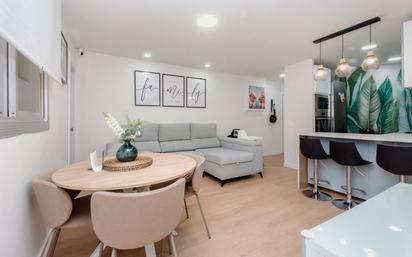 Sala d'estar de Pis en venda en L'Hospitalet de Llobregat amb Aire condicionat, Calefacció i Parquet