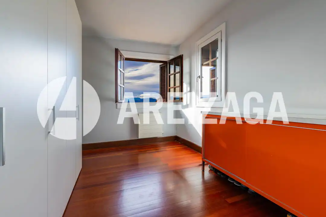 Habitación de Piso en venta en Donostia - San Sebastián  con Calefacción, Terraza y Trastero