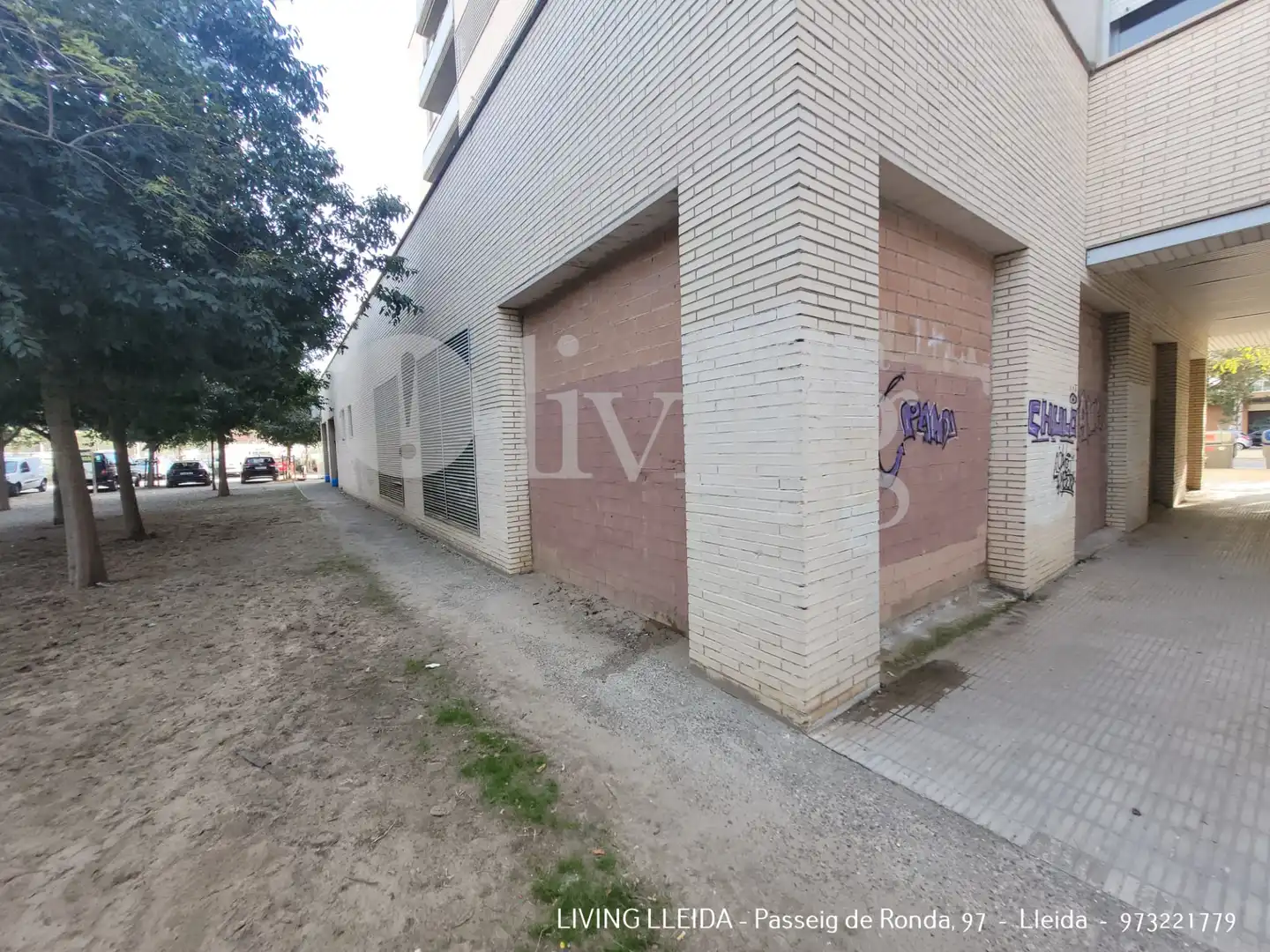 Vista exterior de Local en venda en  Lleida Capital amb Alarma