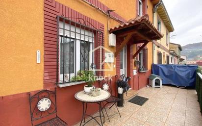 Vista exterior de Casa adosada en venda en San Martín del Rey Aurelio amb Calefacció i Terrassa