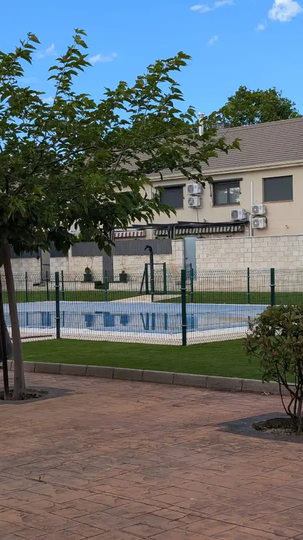 Schwimmbecken von Einfamilien-Reihenhaus zum Verkauf in Aranjuez mit Klimaanlage, Heizung und Terrasse