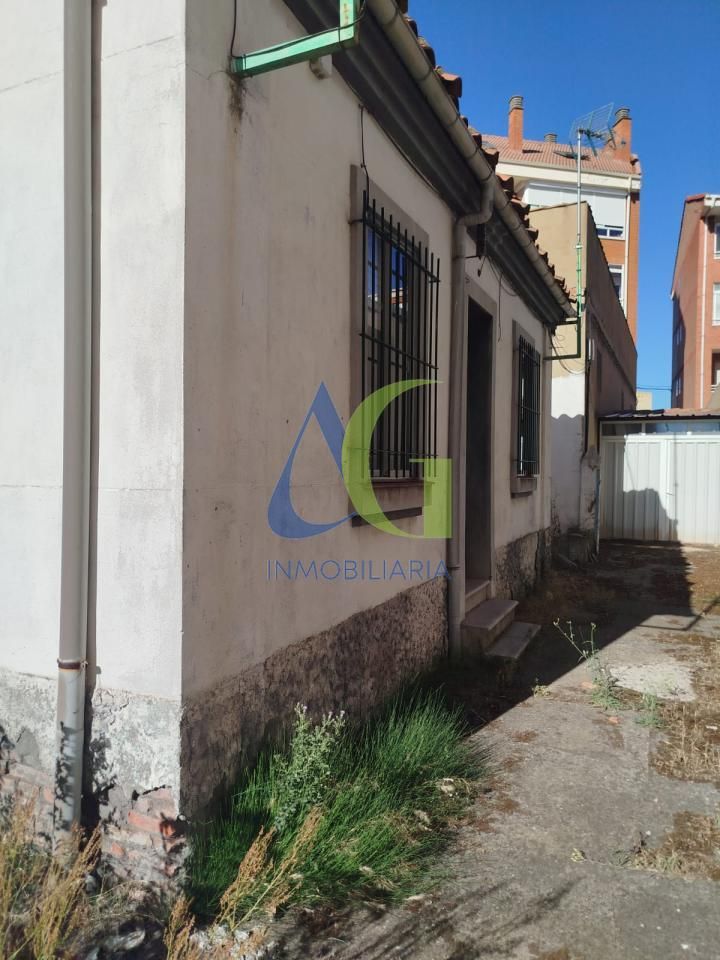 Vista exterior de Casa o chalet en venta en San Andrés del Rabanedo con Calefacción y Jardín privado