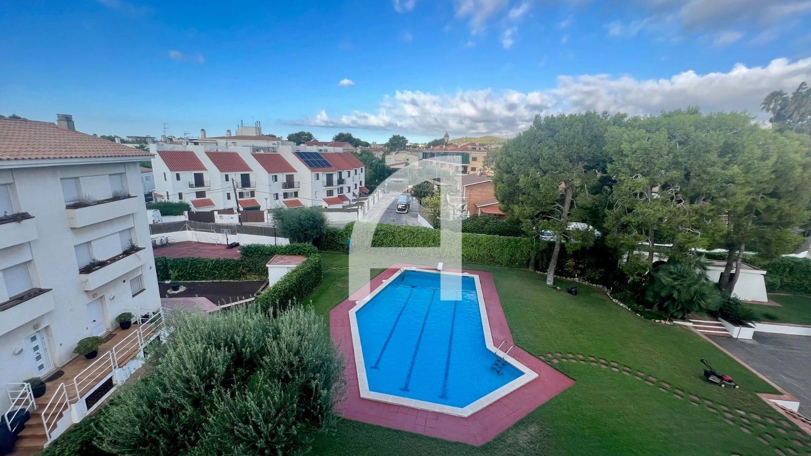 Piscina de Pis de lloguer en Sitges amb Aire condicionat, Calefacció i Terrassa