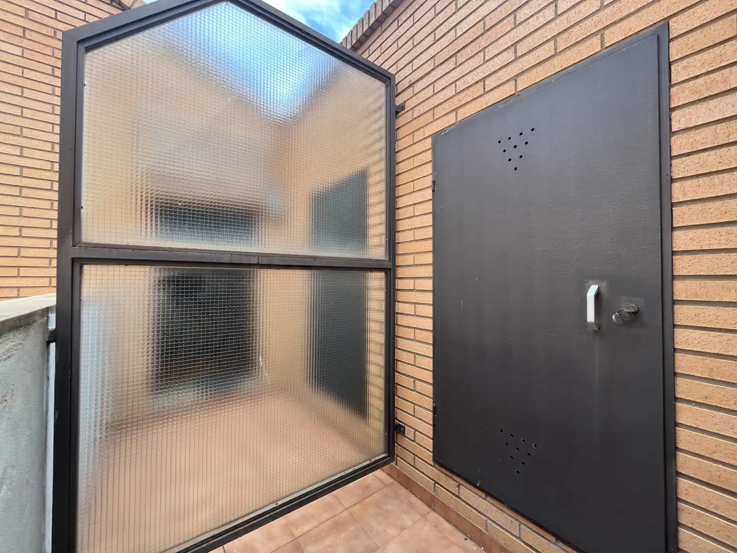 Außenansicht von Maisonette zum Verkauf in Zaragoza mit Klimaanlage, Heizung und Parkett
