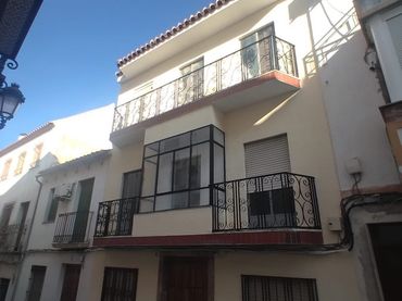 House with balcony for sale in Baena