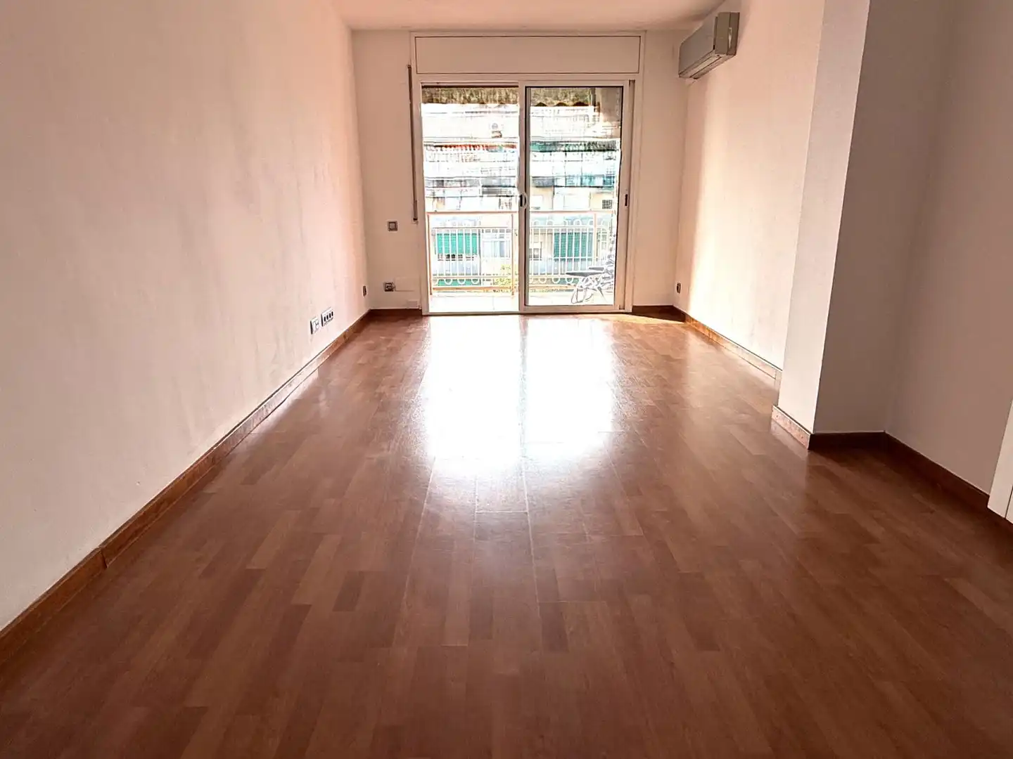Sala de estar de Piso en venta en Sant Boi de Llobregat con Aire acondicionado, Calefacción y Parquet