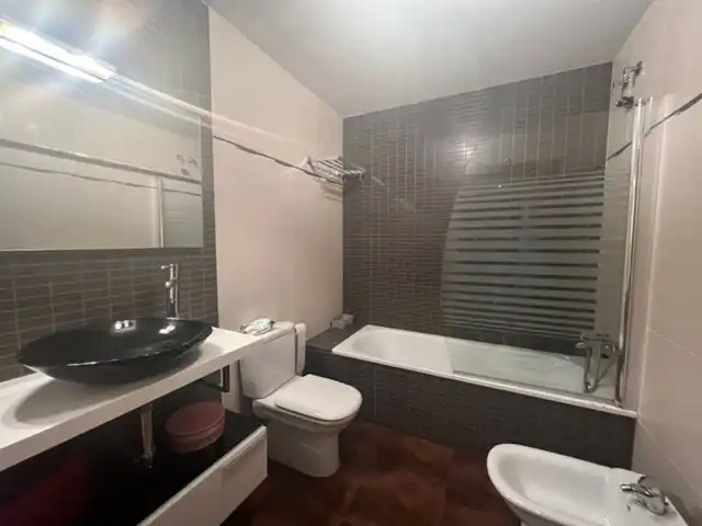 Bathroom of Flat for rent in Puertollano  with Air Conditioner, Heating and Parquet flooring