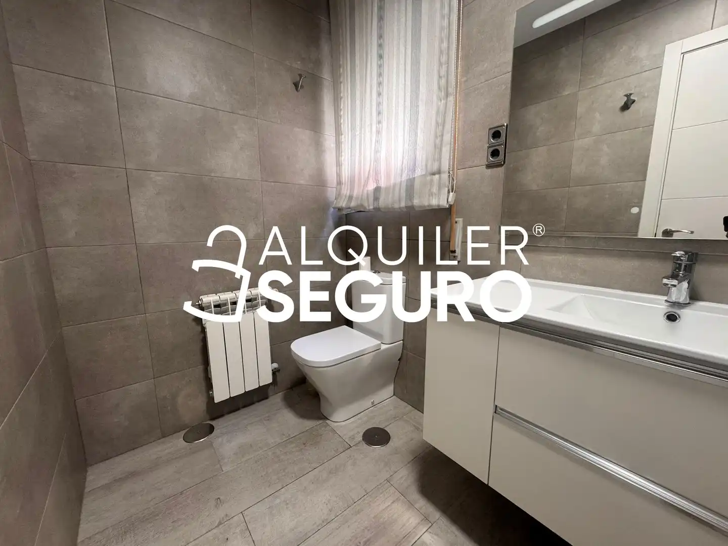 Baño de Piso de alquiler en Madrid con Calefacción y Amueblado