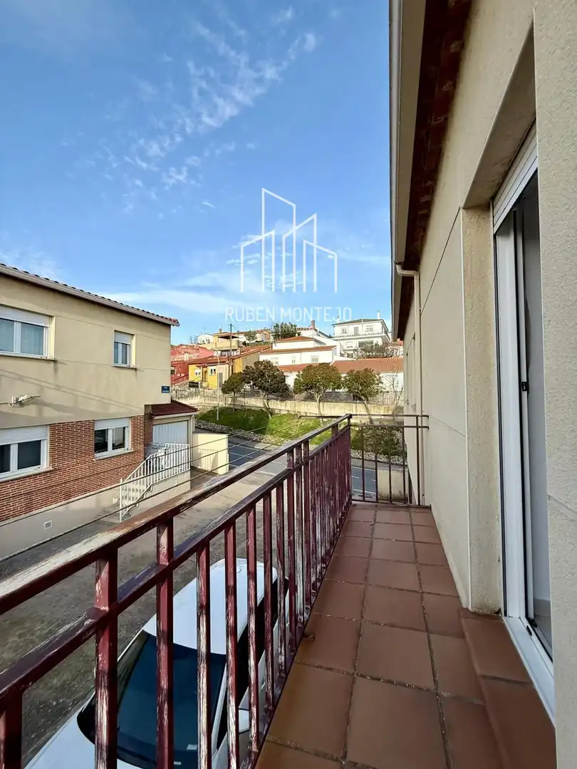Außenansicht von Einfamilien-Reihenhaus zum Verkauf in Matilla de los Caños del Río mit Heizung, Privatgarten und Terrasse