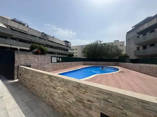 Piscina de Piso en venta en El Vendrell con Calefacción, Terraza y Piscina comunitaria