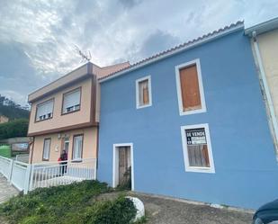Vista exterior de Casa adosada en venda en A Laracha   amb Jardí privat