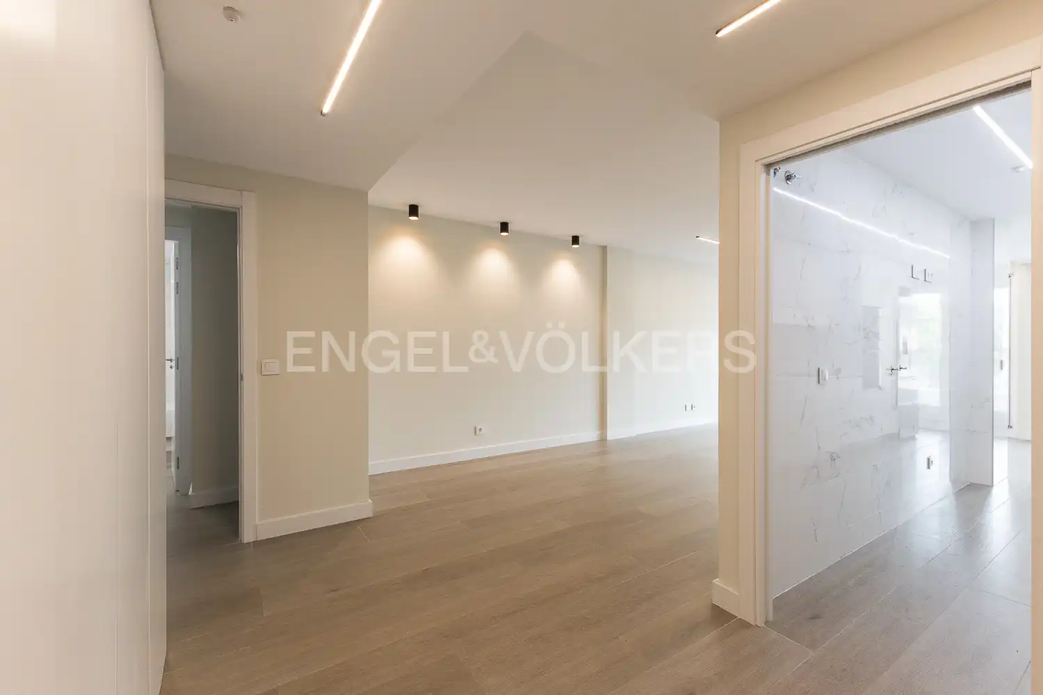 Wohnung zur Miete in Valencia mit Klimaanlage, Heizung und Terrasse
