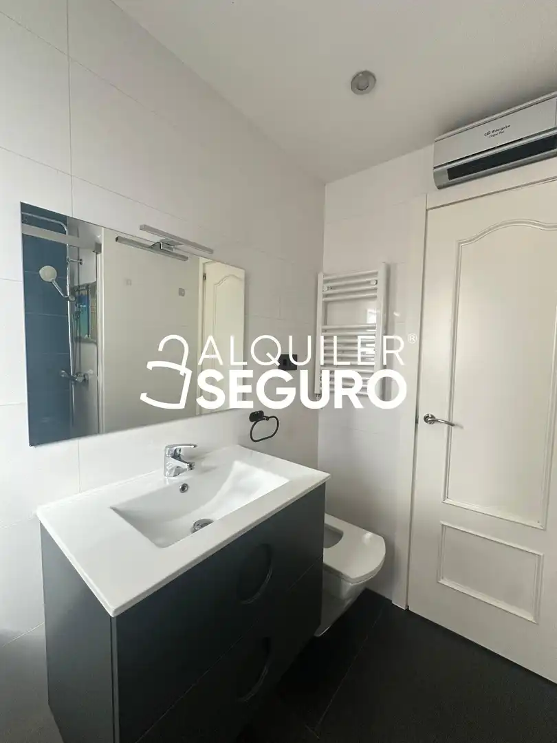 Bathroom of Flat for rent in Madrid  with Air Conditioner, Heating and Furnished