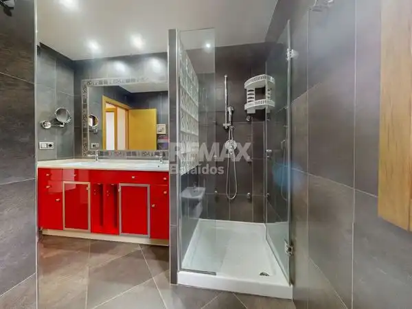 Bany de Casa o xalet en venda en Vigo  amb Calefacció, Jardí privat i Terrassa