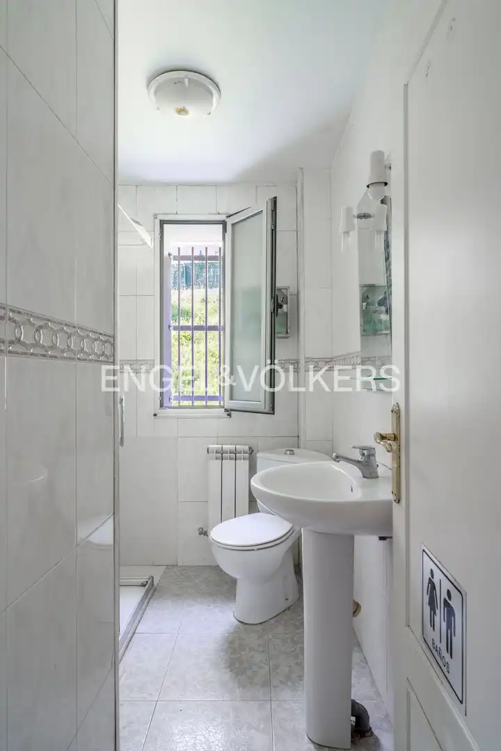 Badezimmer von Wohnung zum Verkauf in Santander mit Heizung und Parkett
